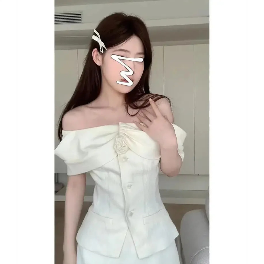 Fashionable white shoulder wild grass set suitable for women high waisted jacket and shorts single chest top style 250423