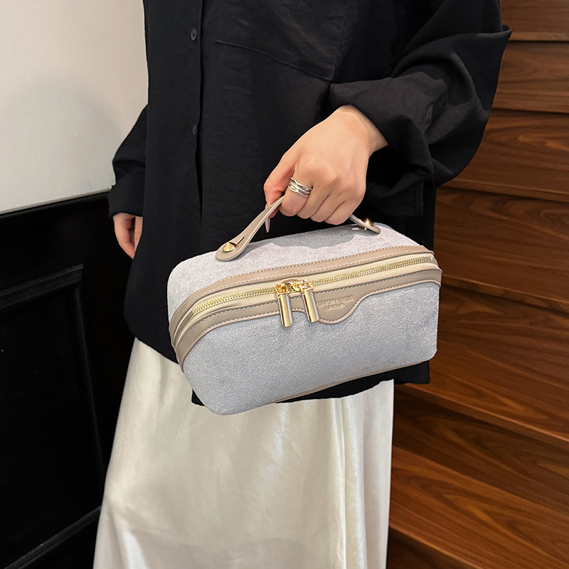 2026 New Luxury Free Shipping Large Capacity Makeup Bag Portable Travel Waterproof Toiletry Organizer Handbag Leather Cosmetic Bag Travel Storage Pouc