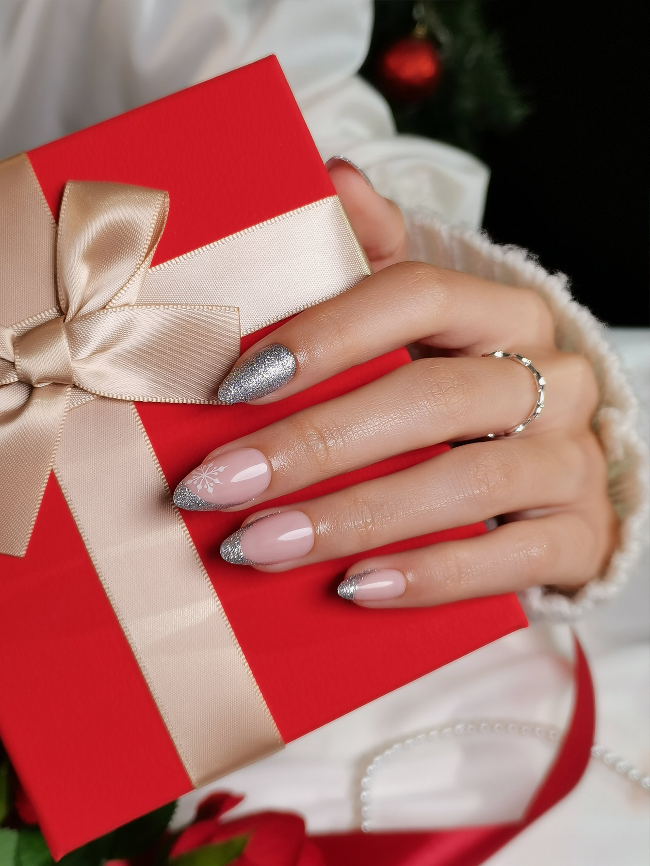 24 pieces Fake nails press-on Christmas sweet style silver glitter French manicure snowflake, pink nails, suitable for girls and women for dates, gift