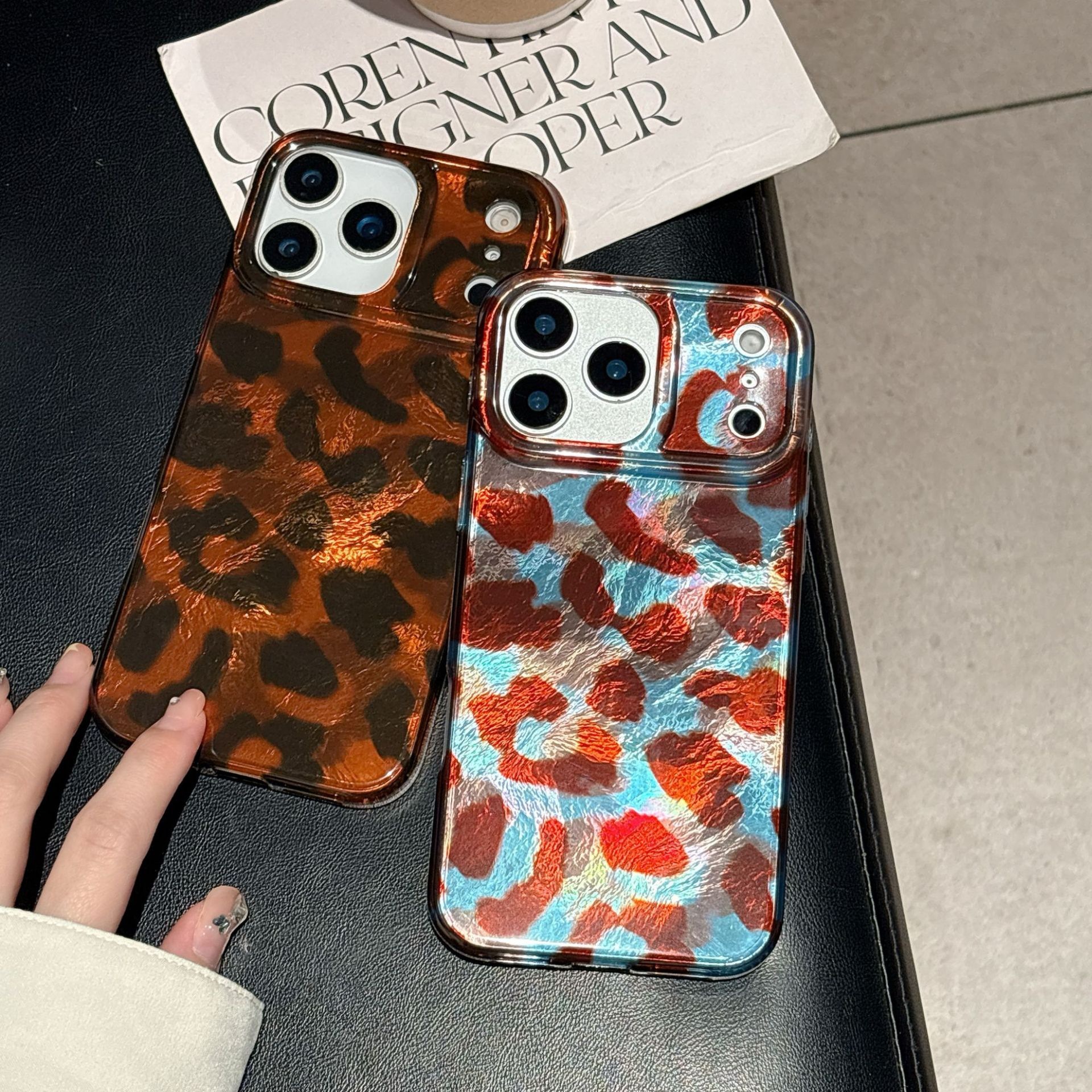Retro Blue Brown Leopard Print Phone Case iPhone 17 Pro Max Suitable for Apple 16/15 Pro All-Inclusive Double-Layer Hard Protective Case