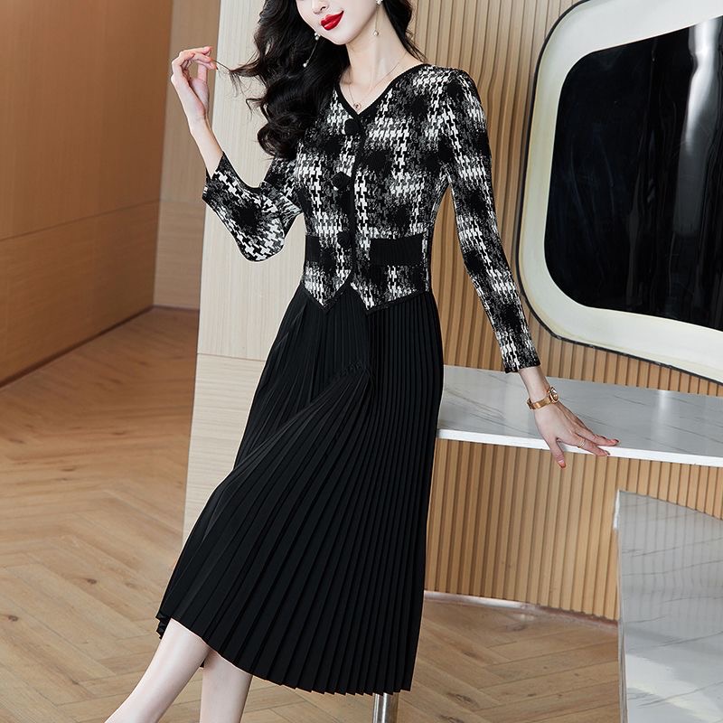 Pleated 2025 large size women's early spring new fashion temperament v-neck waist slimming dress D02310
