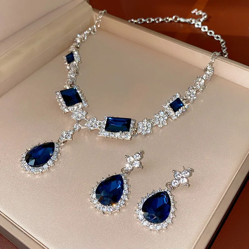 3 Pcs Bluey Square Rhinestone Water Drop Pendant Necklaces for Women Temperament Elegant Collarbone Chains Jewelry Sets 251126