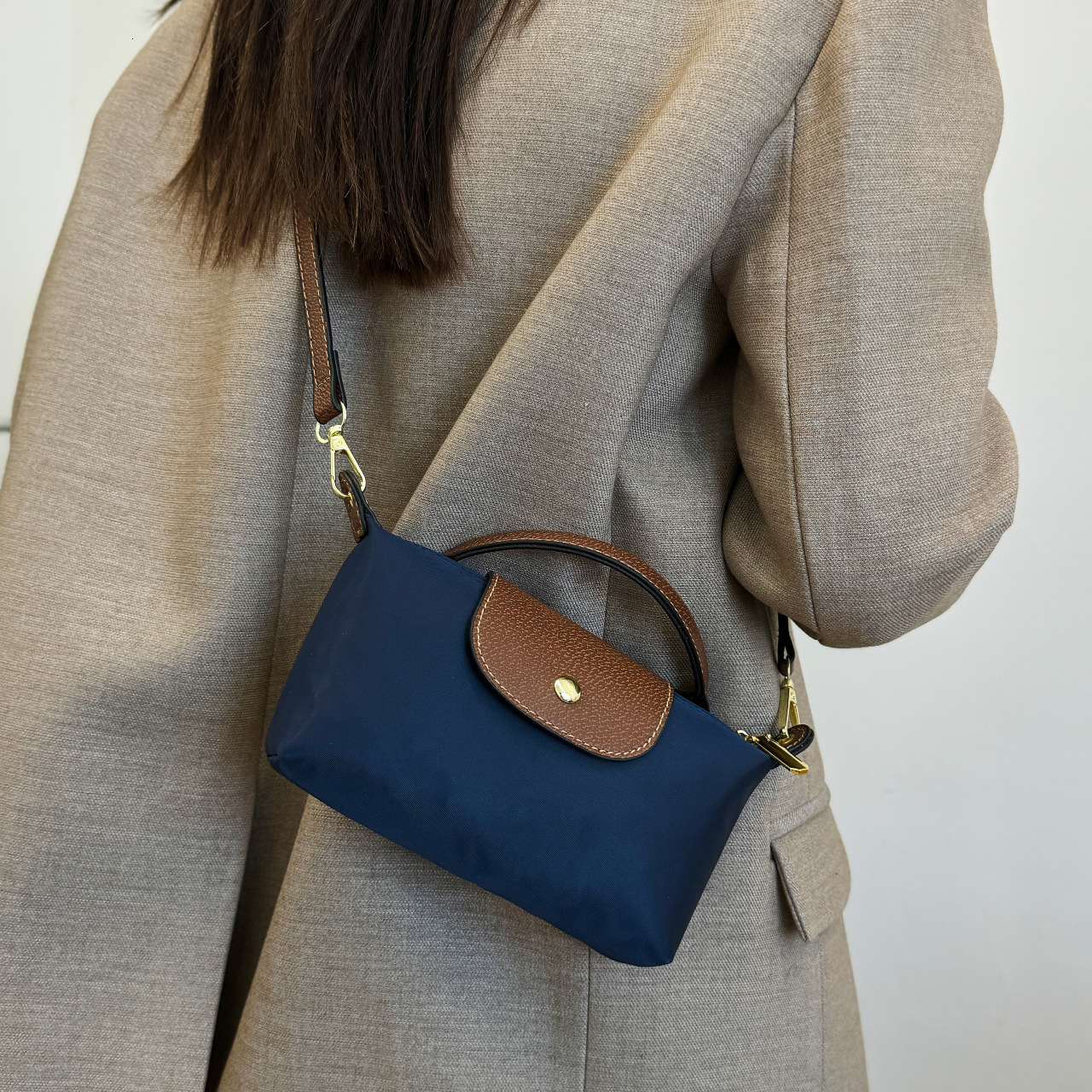 Designer 2025S new fashion handbag women personality versatile dumpling lightweight shoulder crossbody small square bag