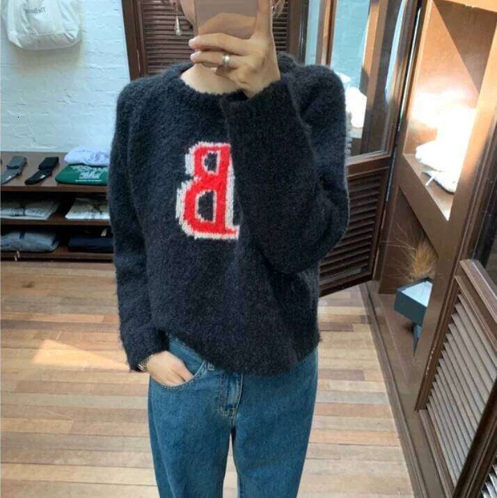 Thebarnet Loose Bla Contrast Color B Letter Sweater 2025 Autumn Long Sve Round Ne Knitted Women's Faion Commute Sle