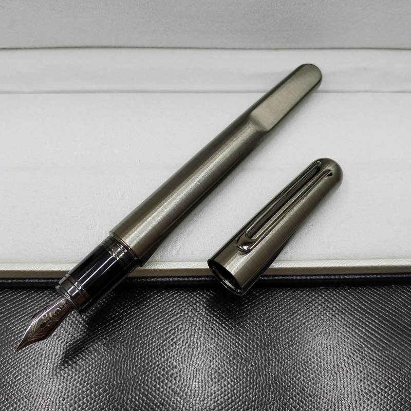 wholesale promotion Silver / Black Magnetic Fountain pen administrative office stationery fashion M nib Writing ball pen for business gift