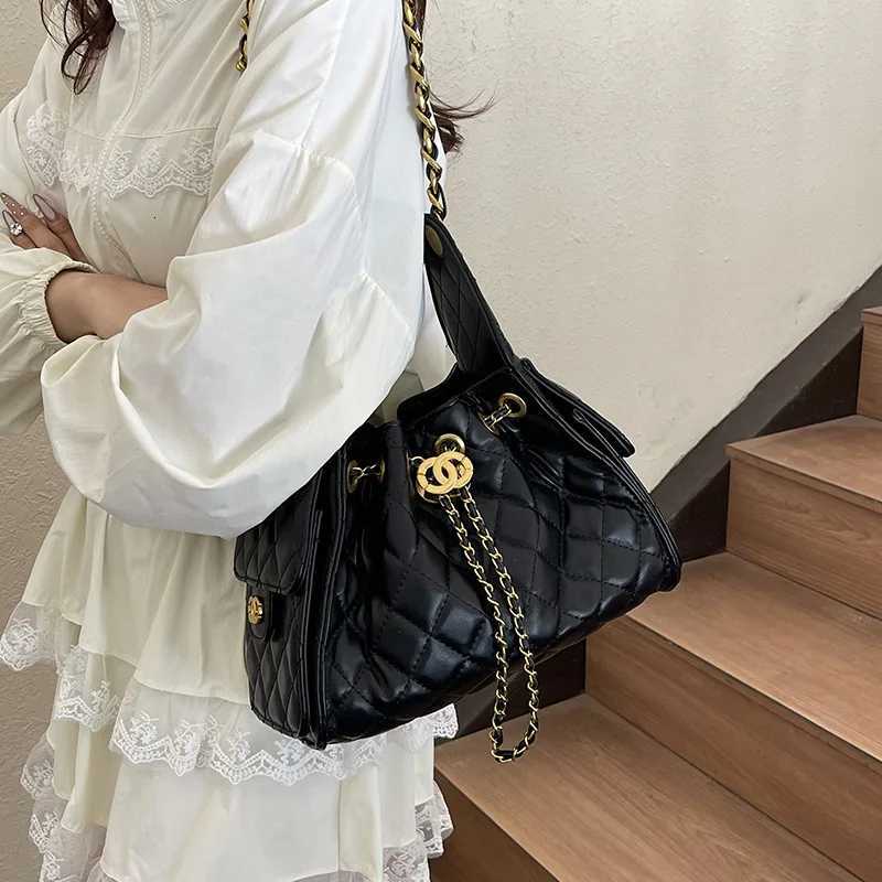 2025 Summer Shoder Bucket Bag Chic Underarm Purse for Wen Minimalist Crossbody Tote Versatile Day-to-Night Bag Textured H251128