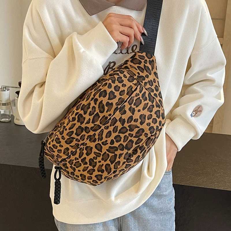 Womens Waist Bag Vintage Chest Bag with Adjustable Shoulder Straps Diagonal Cross Bag Suitable for Travel and Daily UseT251128