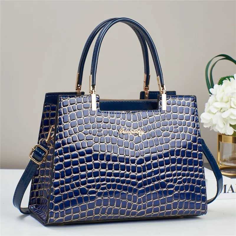 Classic Retro Women Shoulder Bag Large Capacity Crocodile Pattern Crossbody Bag Luxury Brand Designer Handbag Commuting Tote Bag K251128