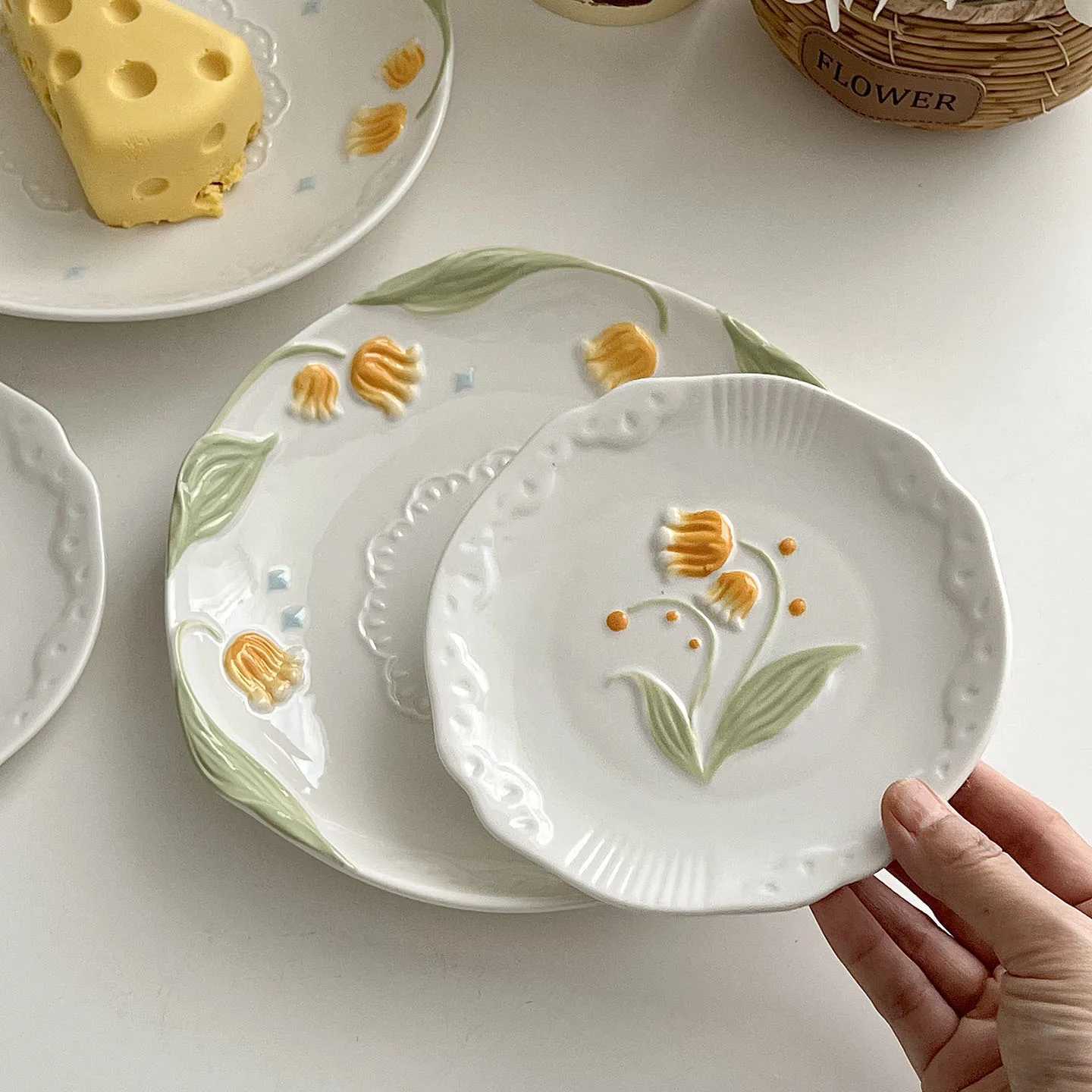 Luxury Elegant Flower Pattern Irregar Round Shape Ceramic Plate Dessert Cake Serving Dinnerware Household Kitchen Porcelain Tableware Y251129