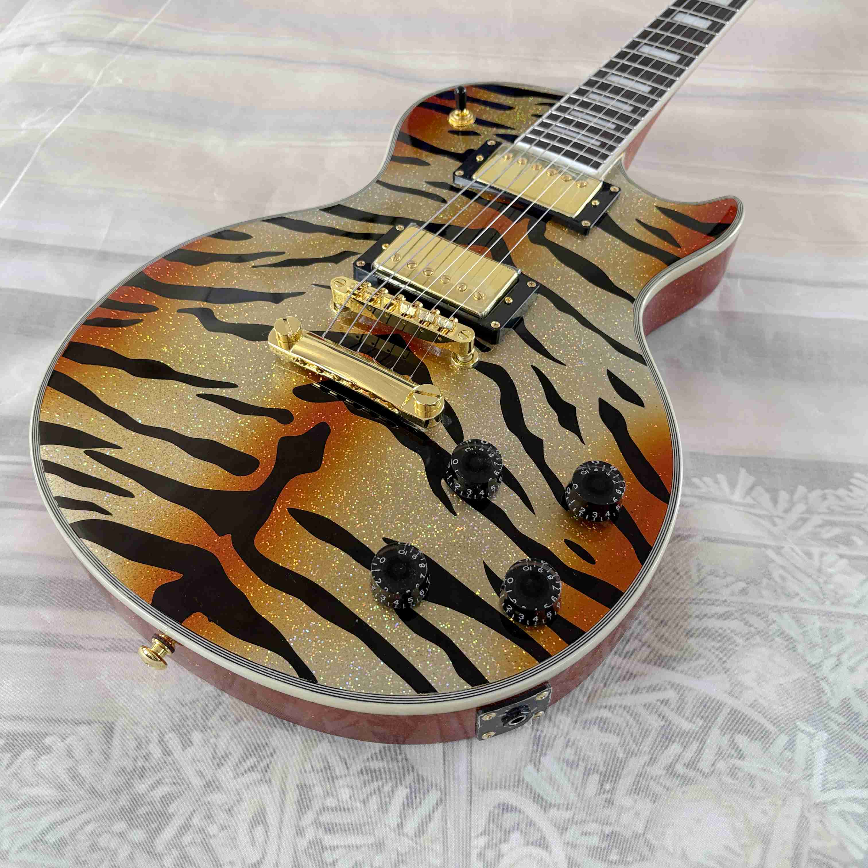 IN STOCK cool tiger-patterned electric guitar HH pickup Gold hardware 22 frets mahogany body rosewood fingerboard Real photos