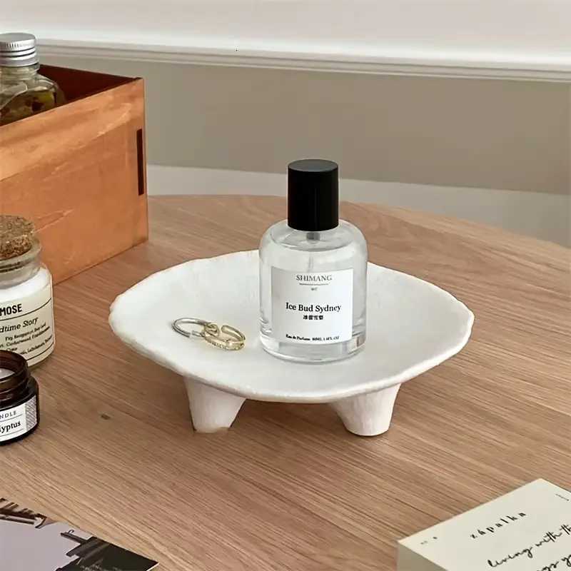 Creative Ceramic Jewelry Tray with Unique Three Legged Artistic Design Multifunctional Oval Desktop Accessory Tray Y251129