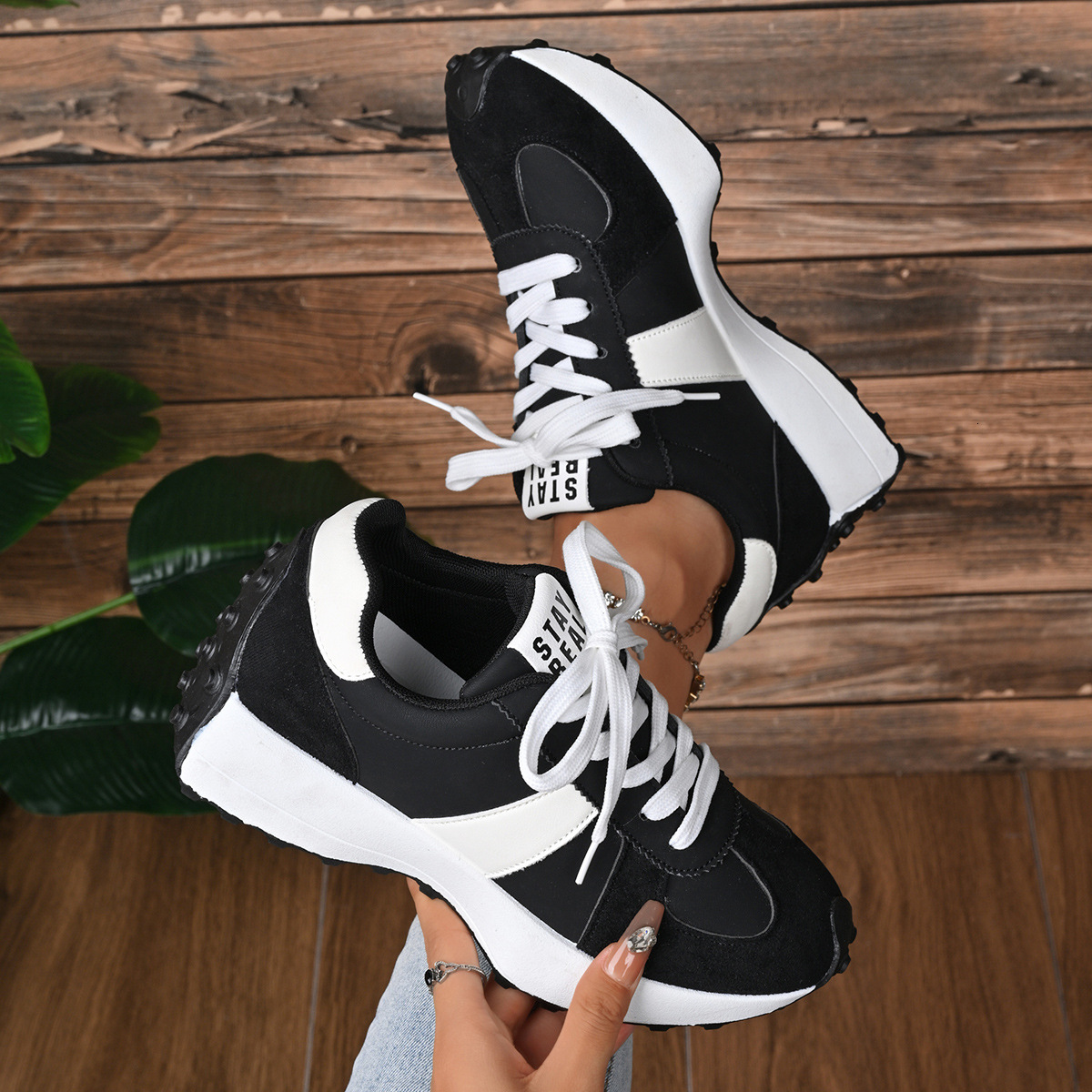 Free Shipping Retro Thick Sole Casual Shoes for Women Comfortable and Breathable Black White design Sneakers with box