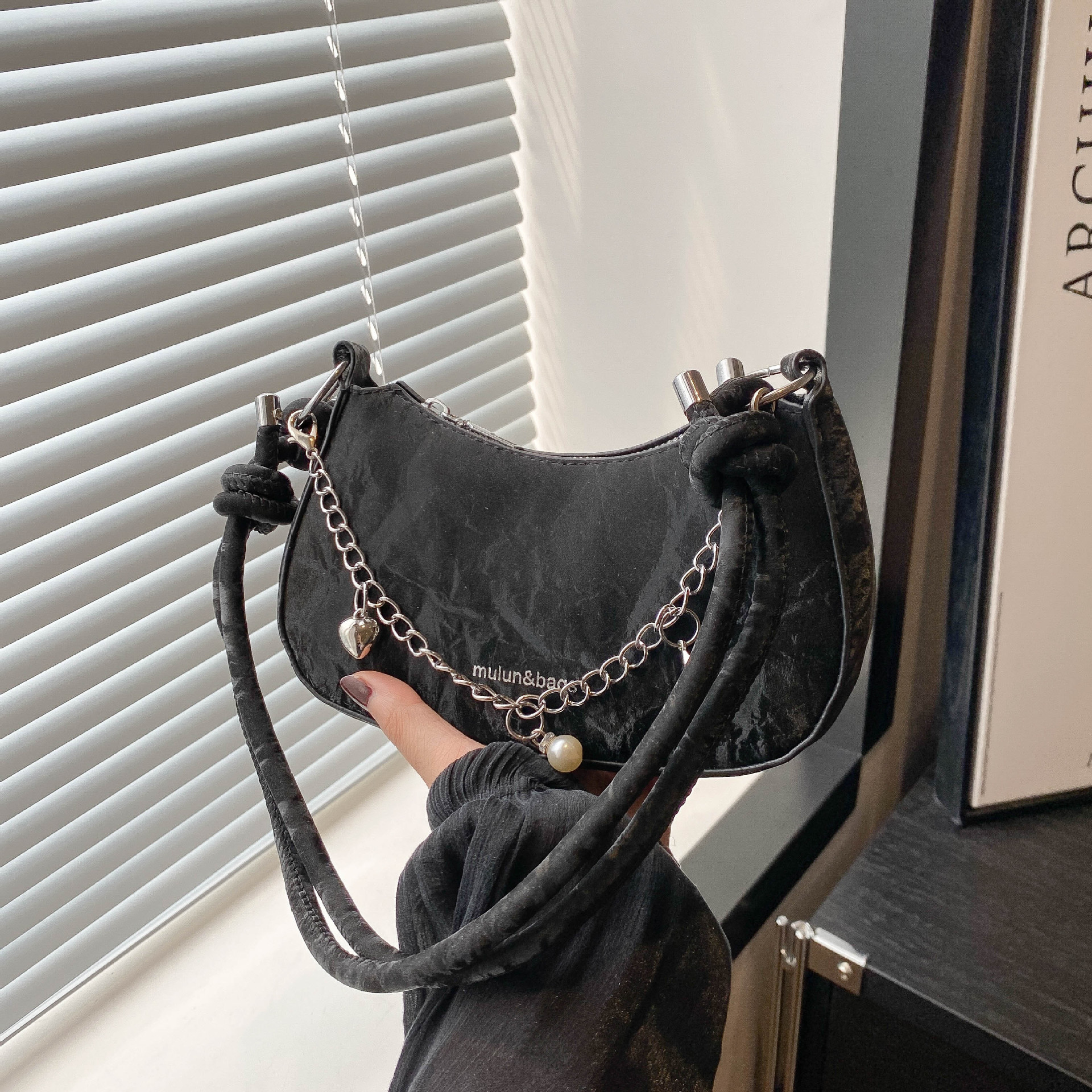New 2025 Summer Korean Fashion Shoulder Bag Crossbody Purse with Metal Chain Strap Women's Designer Handbag Free Shipping