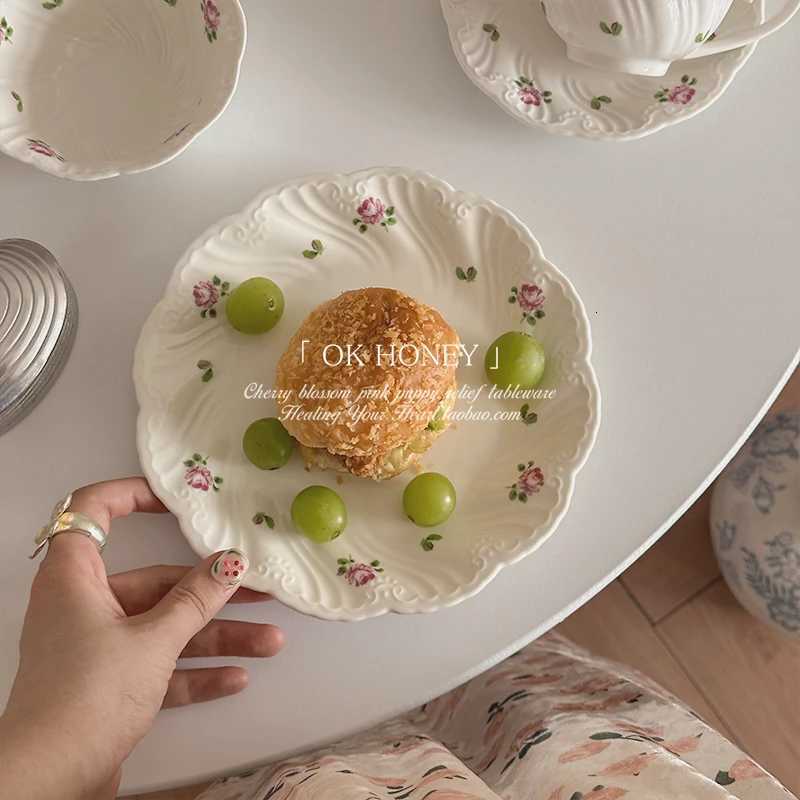 Luxury French Retro Floral Plate Ins Style Ceramic Tablewares High Aesthetic Flower Dining Plates Household Dessert Dishes Y251129