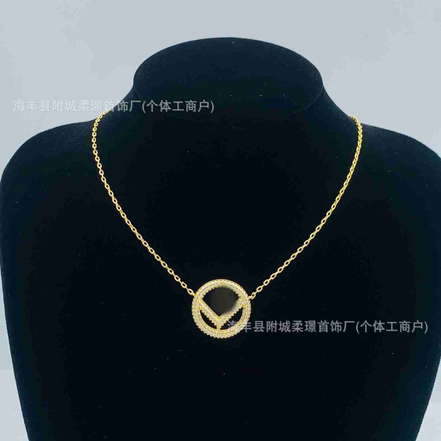 designer pendant necklaces luxury jewelry for men women gold silver woman necklace oshaped chain brass material f letter rhinestone 2025 ne fendininis fendily H8TC