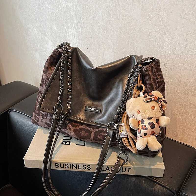 Leopard Print Shoulder Bag for Women Large Capacity Crossbody Bag Designer Autumn Winter Fashion Office Commute Versatile K251128