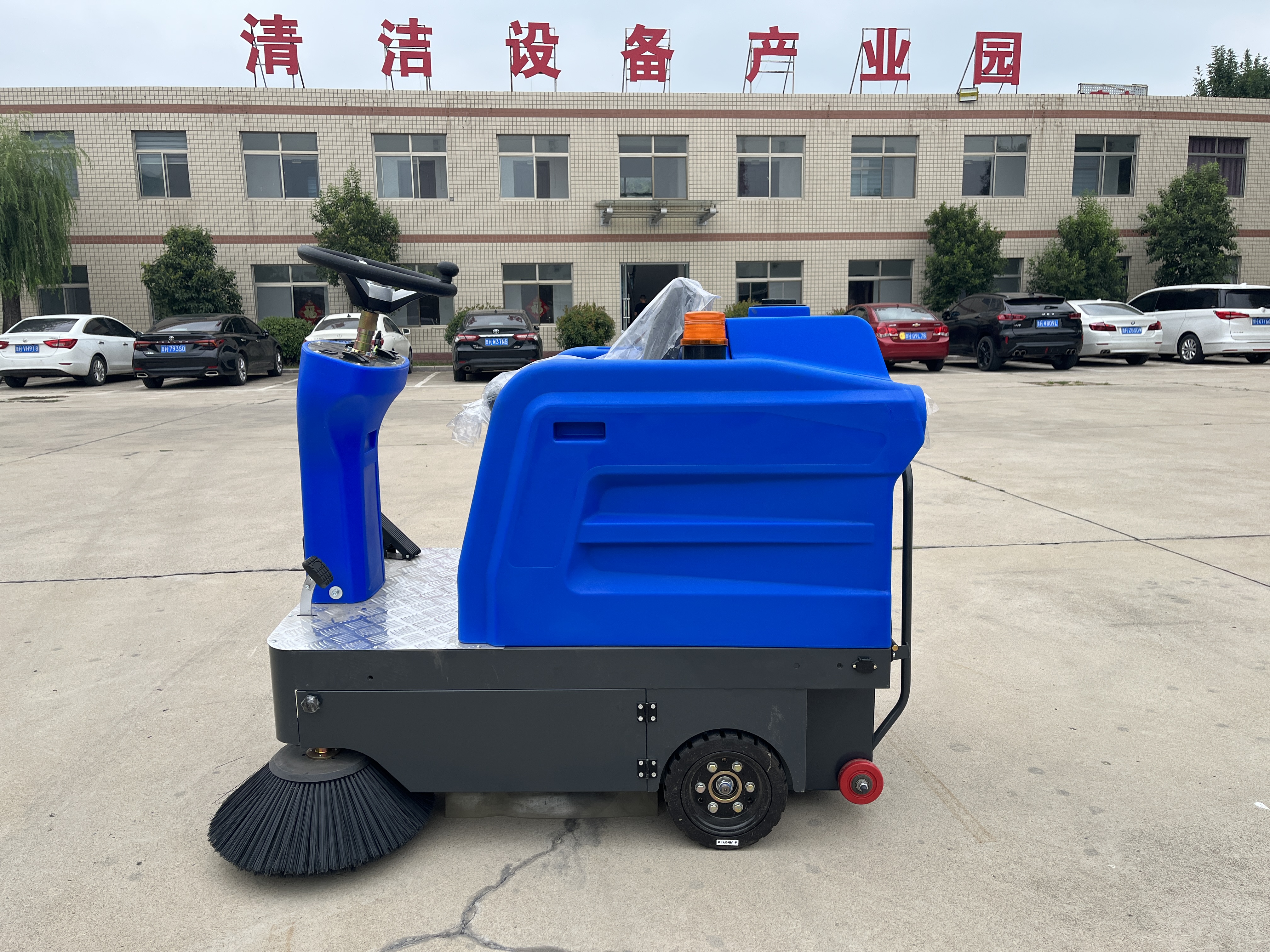 Narrow Body Sweeper Truck For Dense Urban Area Operations