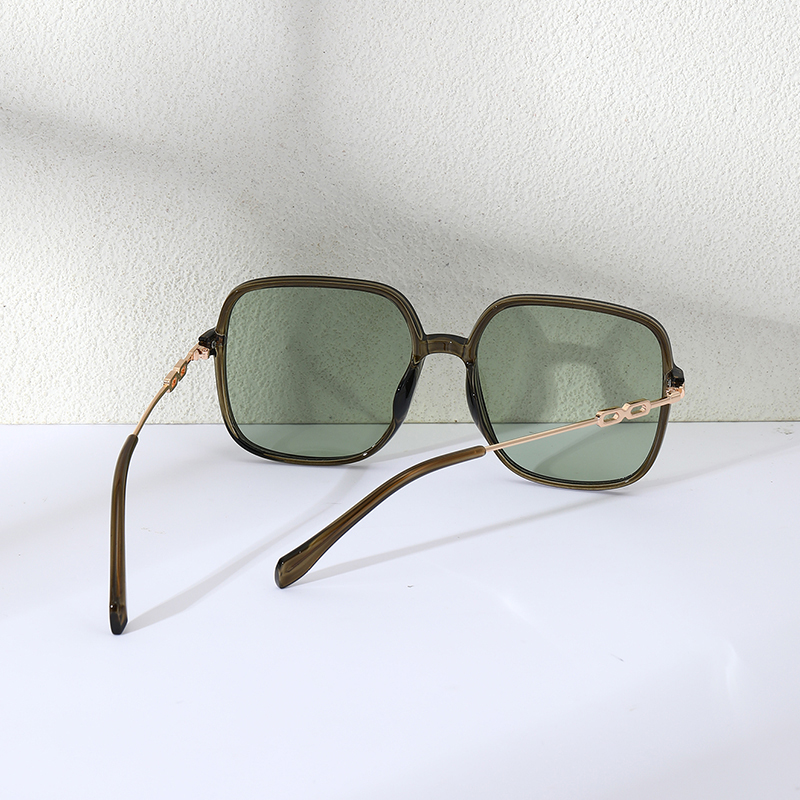 3 pairs of classic square sunglasses for both men and women, interpreting a fashionable attitude