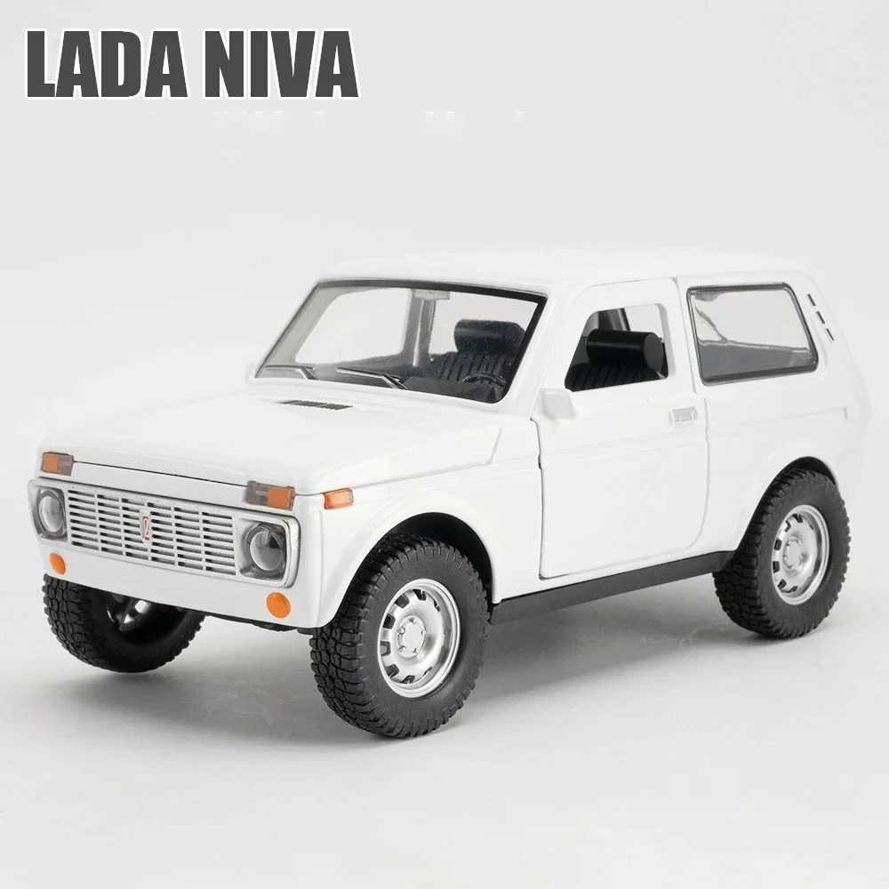 118 LADA NIVA Classic Car Model Alloy Car Diecasts Metal Toy Vehicles Car Model Simulation Sound and Light Collection Gift Boys J251129