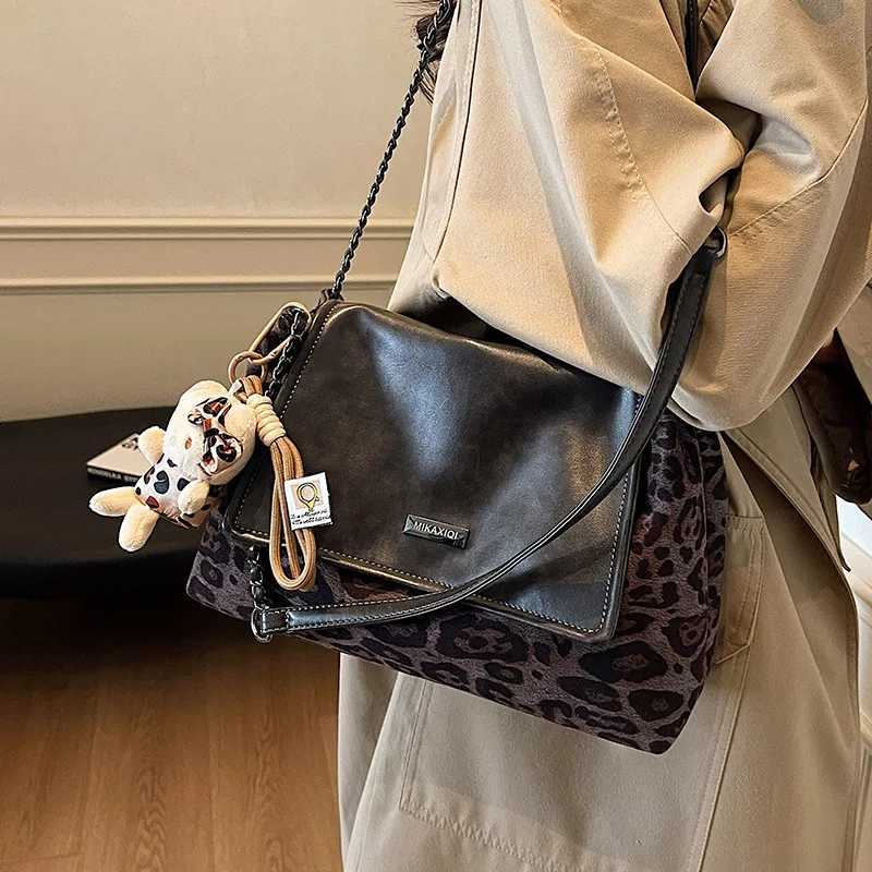 Leopard Print Shoulder Bag for Women Large Capacity Crossbody Bag Designer Autumn Winter Fashion Office Commute Versatile K251128