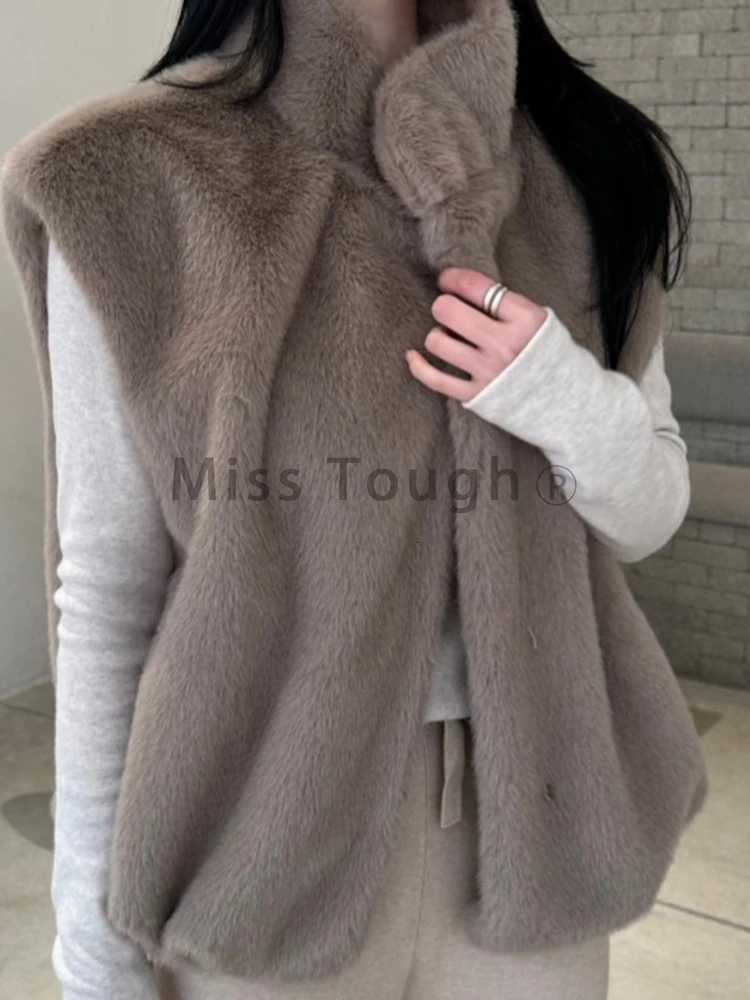 French Sle 2000s Vinatge Fur Vest Women Autunb Winter Fashion All-Matching Thickened Tops Korean Solid Loose Warm Casual VestsT251129