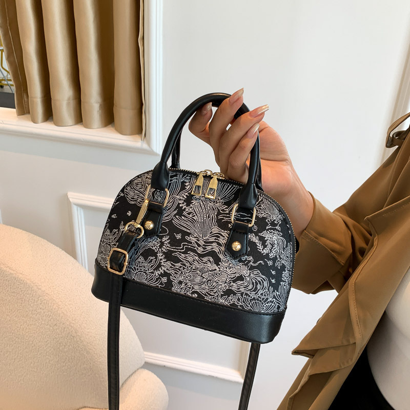 Women's Simple Summer Commuter Shell Bag 2025 Handheld Leisure New Single Shoulder Fashion Creative Pattern Crossbody Bag Korean Edition Designer