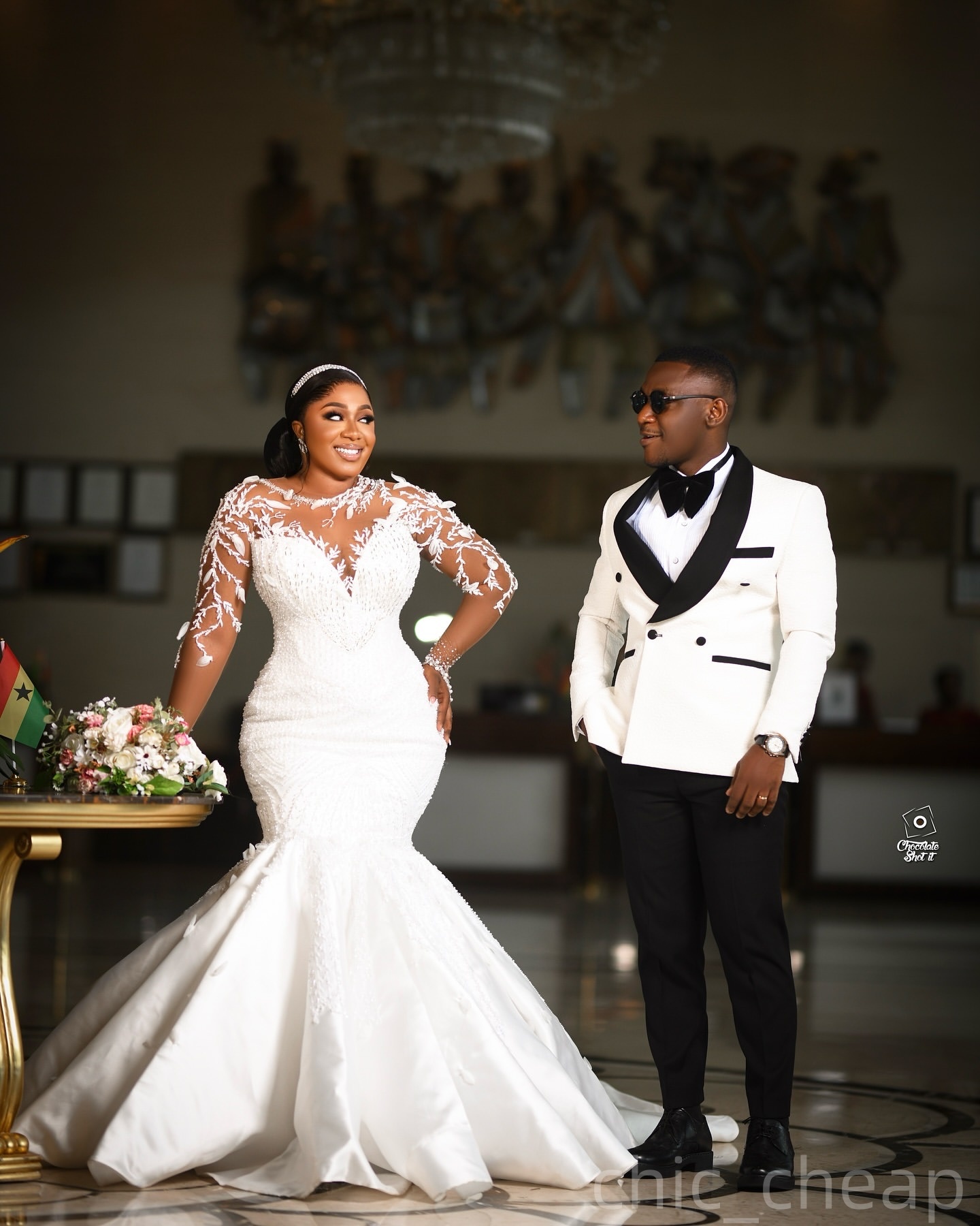 2025 Oversize Aso Ebi Plus Size White Wedding Dress Beaded Pearls Lace Sheer Neck Full Sleeves Vintage Bridal Gowns Dresses ZJ056