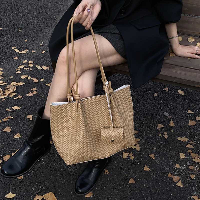 Woven PU Leather Shoulder Bag with Purse Luxury Shoulder Bag Trendy Tote Handbag Large Capacity Commute Bags for Women K251128
