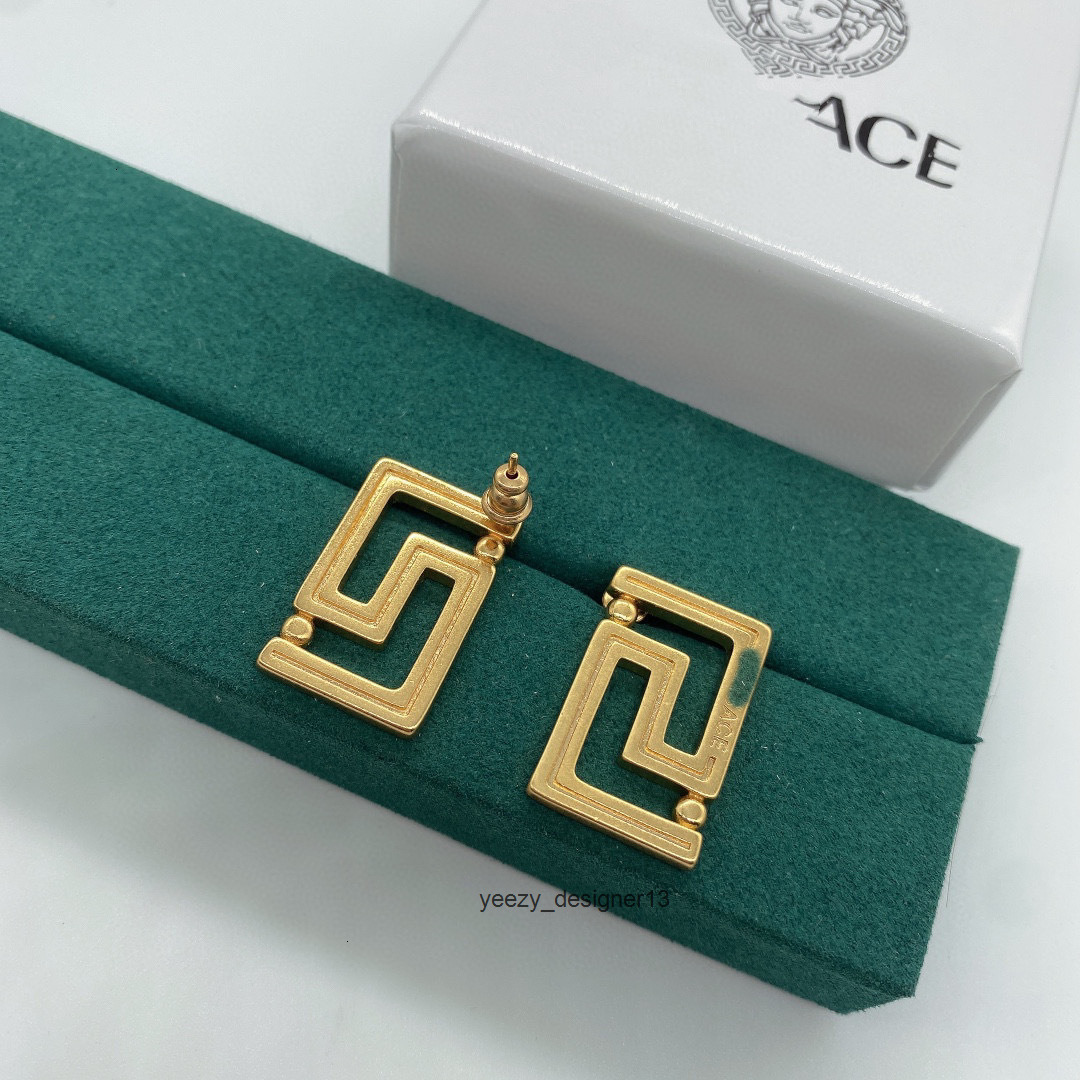 designer earrings stud luxury jewelry for men women gold silver woman minimalist high end niche design letter short fashion versatile brass versacely versace2 SO6U