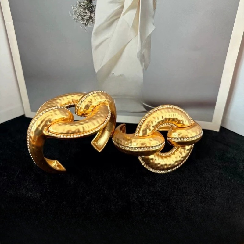 Schiaparelli New Designed women Doughnut CUFF Bangle Open Bracelet hammered in gilded brass bangles Designer Jewelry catwalk Model