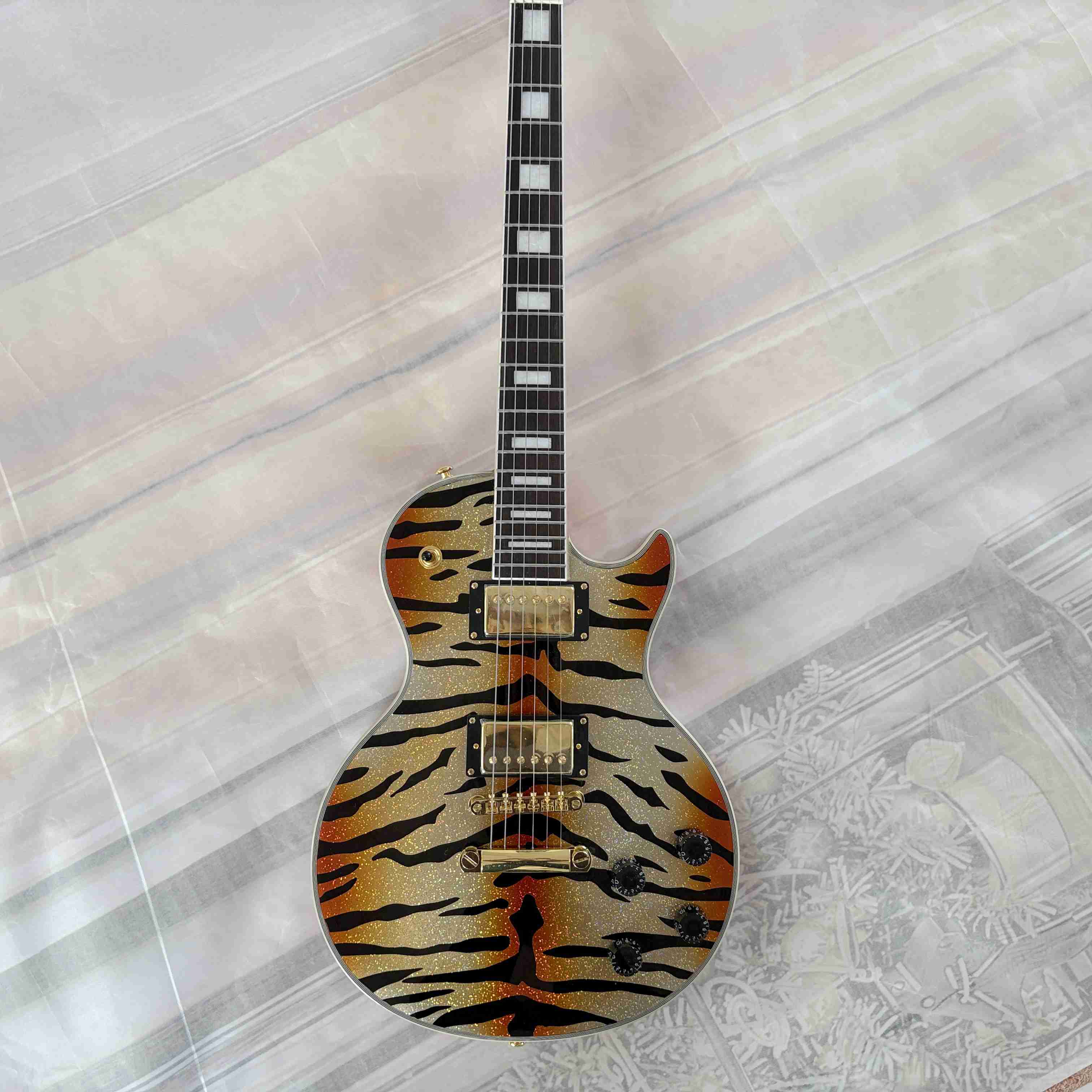 IN STOCK cool tiger-patterned electric guitar HH pickup Gold hardware 22 frets mahogany body rosewood fingerboard Real photos