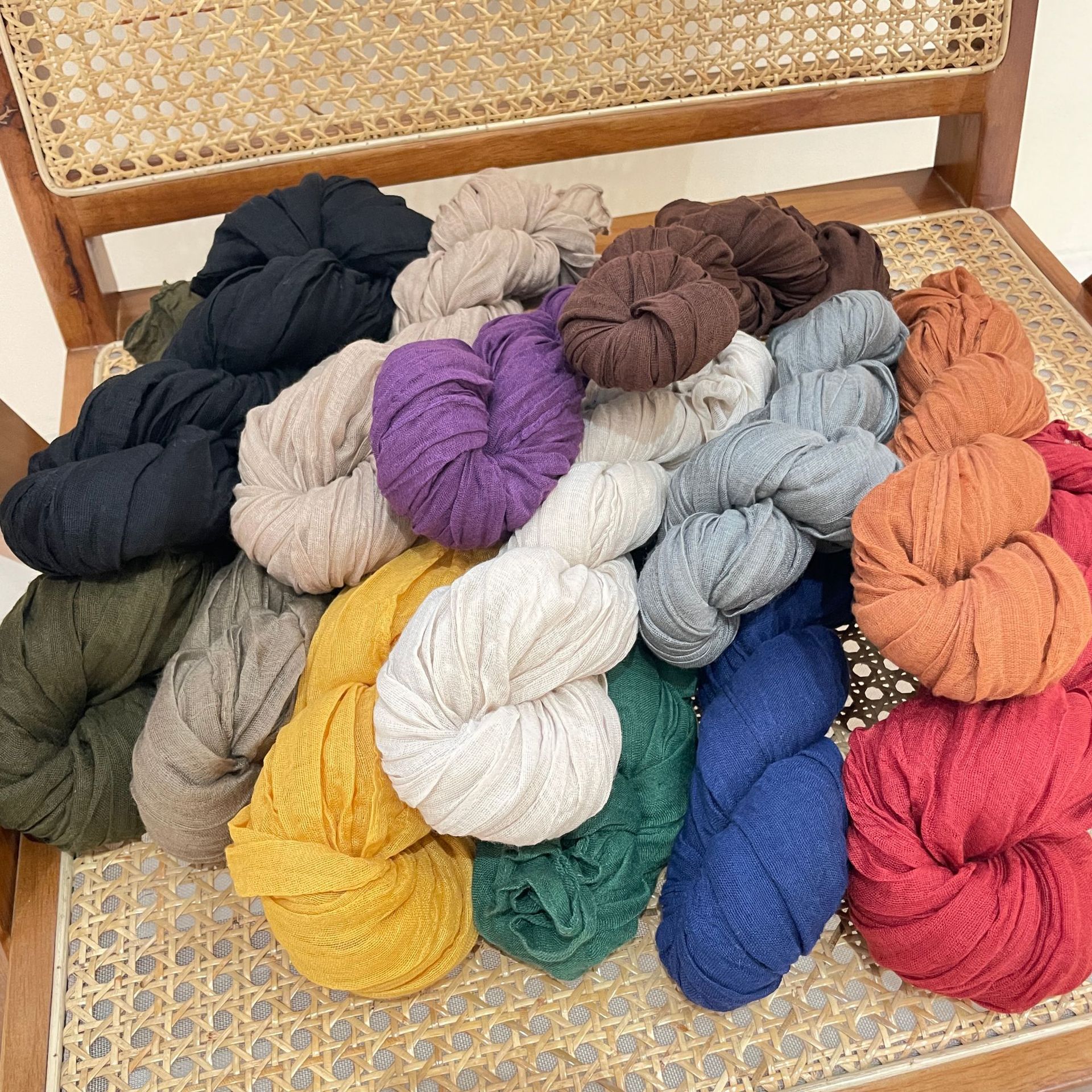 K574 Spring and autumn solid color cotton and linen scarf for women with pleated long Korean style spring and autumn versatile thin decorative neck sc