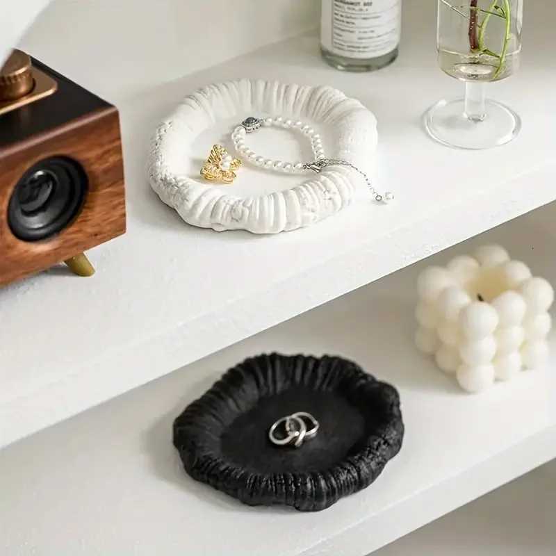Simple Creative Irregular Ceramic Jewelry Storage Tray Jewelry Earrings Display Desktop Accessories Give Friends Birthday Gifts Y251129