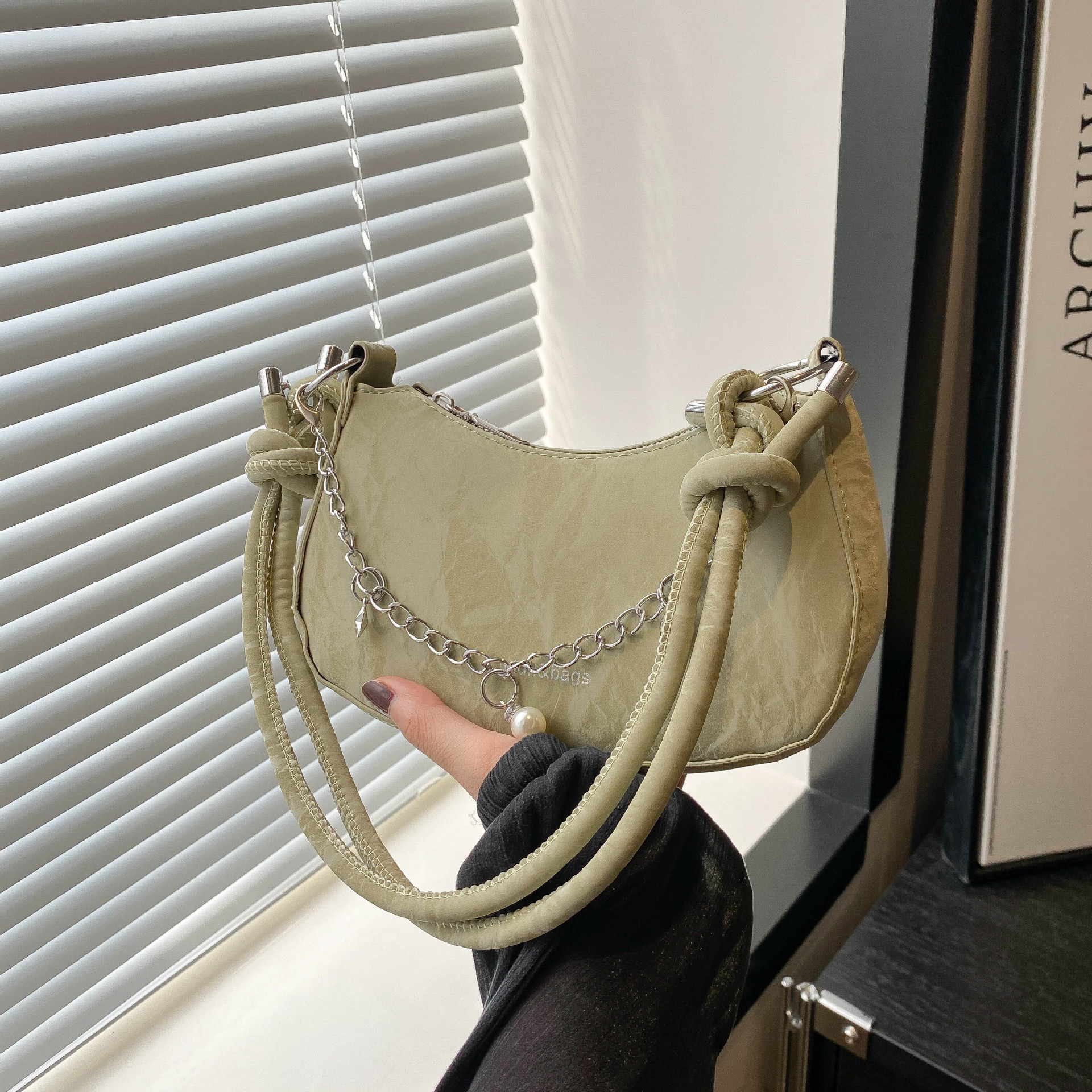 Free shipping 2025 new versatile women's bag, exquisite and stylish chain solid color, casual, simple and fashionable women's single-shoulde