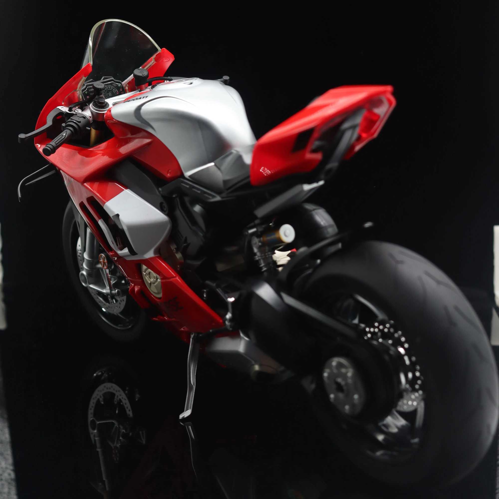 Spray 16 Ducati V4S 1/9 H2R Racing motorcycle Alloy Diecast Model Car Sound And Light Dynamic ornaments decoration Collection J251129