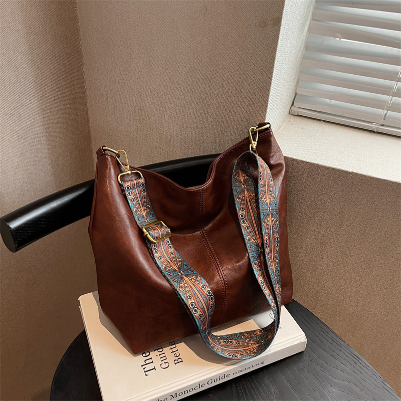 Free Shipping Designer Luxury Bag 2025 New Women's Bag Niche High-end Metal Rope Buckle Woven Shoulder Bag Fashion Versatile Retro Commuter Bag T