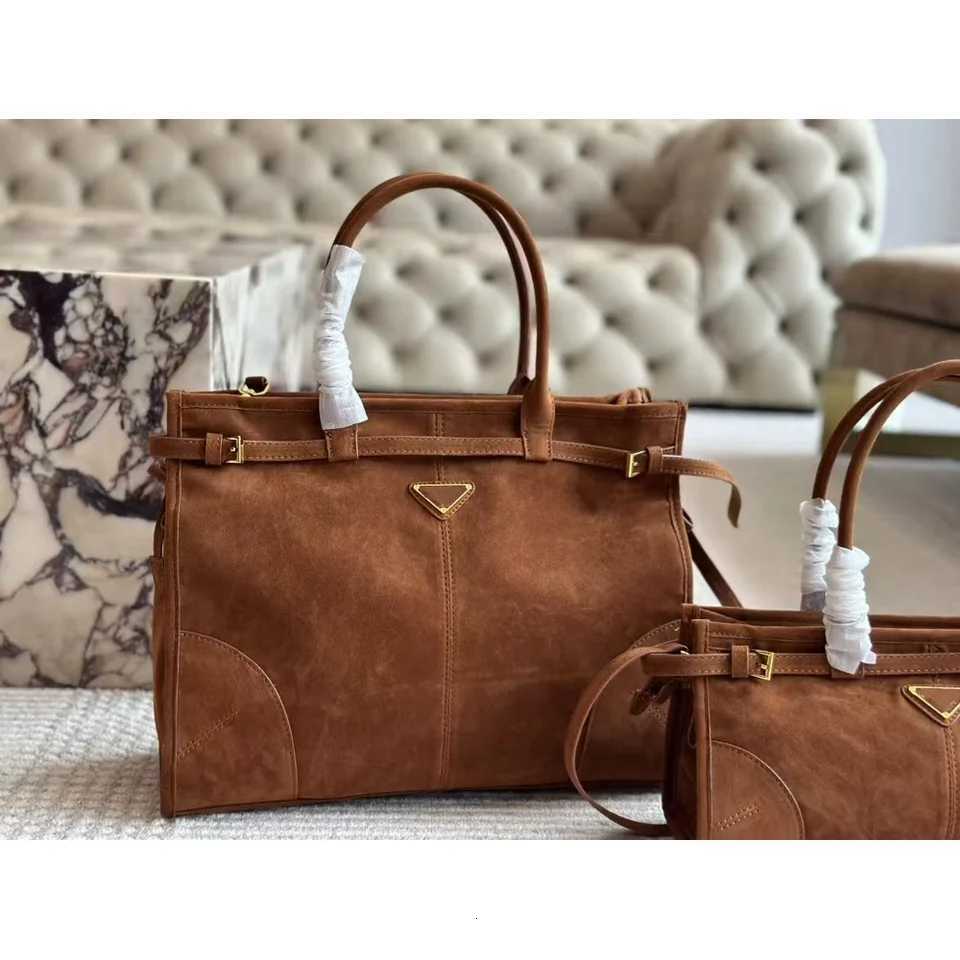 Designer 2025 New Casual Versatile Leather Belt Buckle Suede Underarm Bag Premium Texture Niche Handbag Crossbody Bag Shoder Bag Y251128