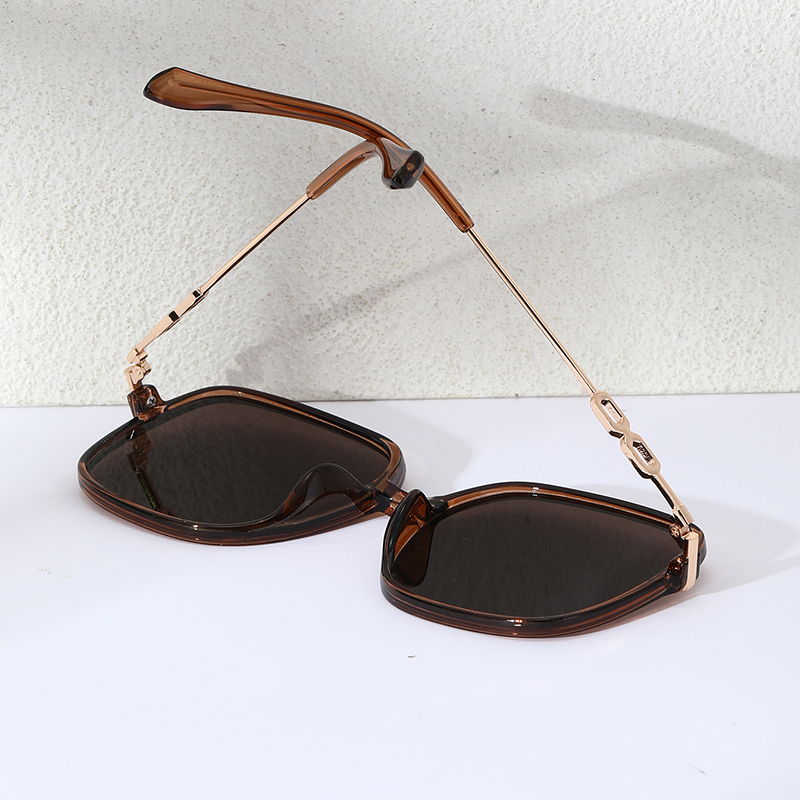 3 pairs of classic square sunglasses for both men and women, interpreting a fashionable attitude