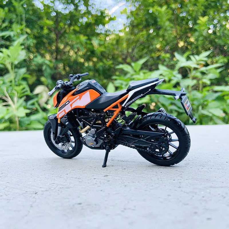 Bburago 118 250 KTM Duke Factory Edition Static Die Cast Vehicles Collectible Motorcycle Model Toys J251129