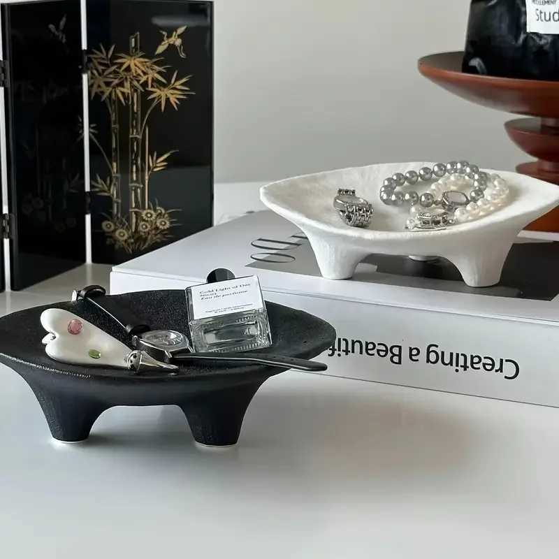 Creative Ceramic Jewelry Tray with Unique Three Legged Artistic Design Multifunctional Oval Desktop Accessory Tray Y251129