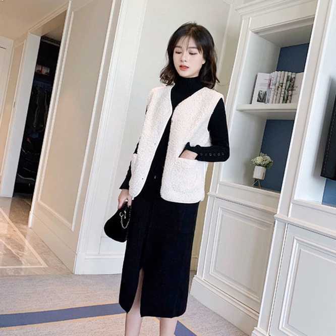 2024 Autumn Winter Womens Vest Lamb Wool Korean Version Versatile Imitation Fur One Short Girls Button Vest Coat Casual CoffeT251129