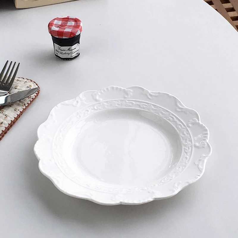 Luxury Noric Style Ceramic Plates Household 73 Inch Floral Pattern Aesthetic Cake Dessert Dish Floral Shape Exquisite Tableware Y251129