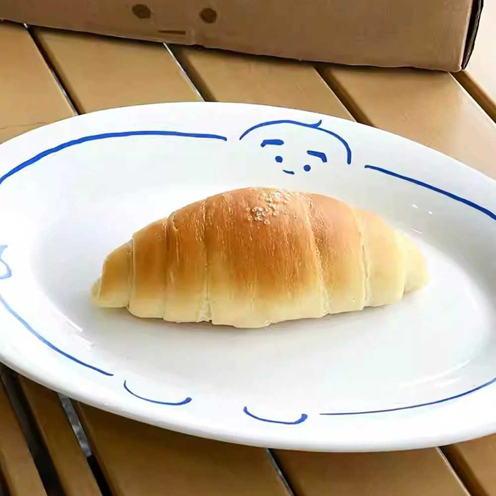 Luxury Cute Creative Ceramic Oval Plate Hug Pattern Stripe Breakfast Dishes 10Inches He Fruit Decor White Plate Kitchen Serving Plate Y251129