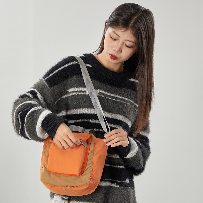 Sewafox Unisex Casual Crossbody Bag Lightweight Bucket Bag for Commuting Stylish and Versatile Shoulder Bag Nylon Tote Bag