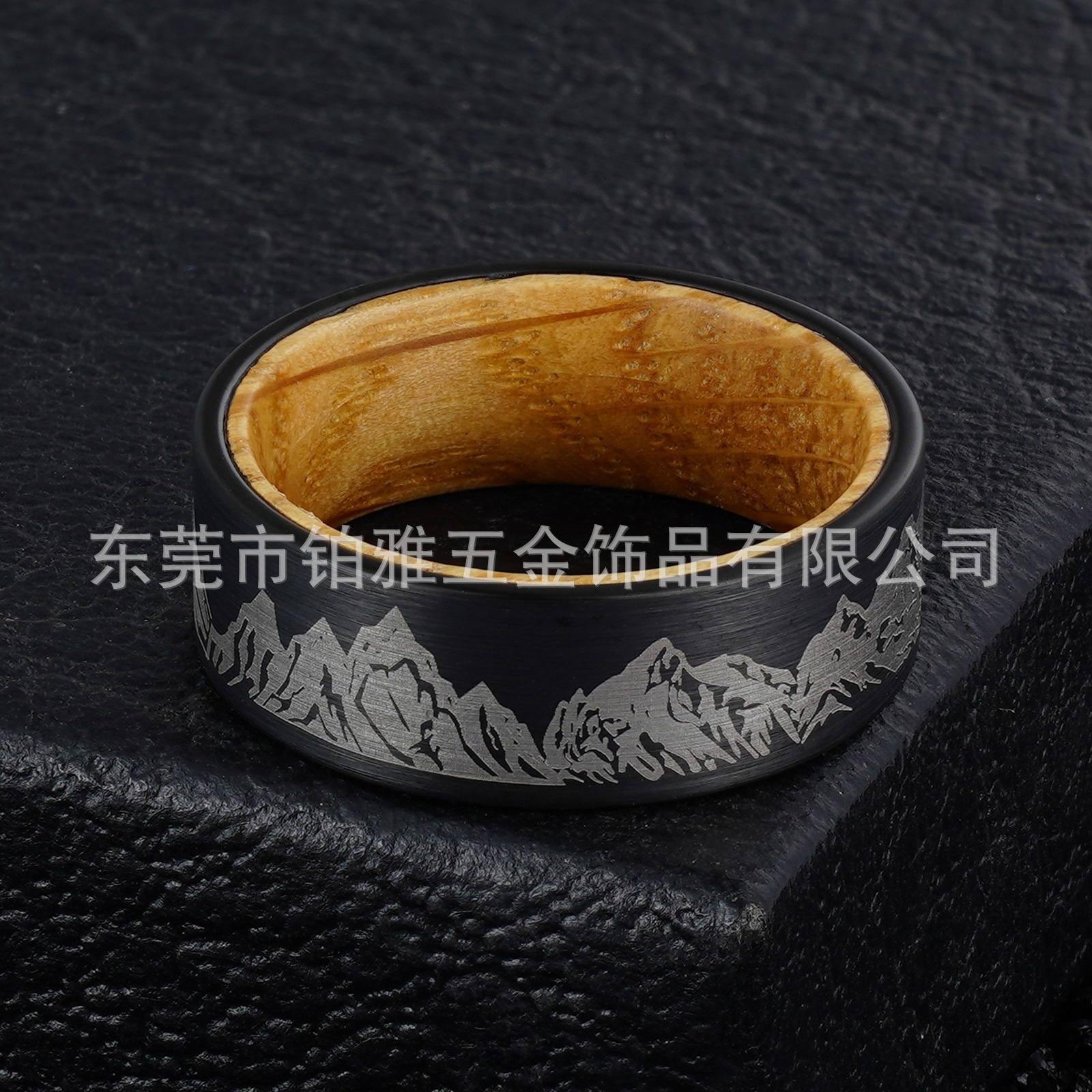 Jewelry 8mm black hammer patterned tungsten steel ring laser mountain shaped ring with wine barrel wooden inner ring 231220