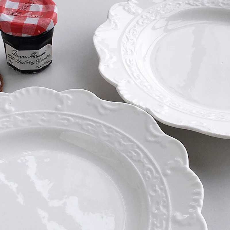 Luxury Noric Style Ceramic Plates Household 73 Inch Floral Pattern Aesthetic Cake Dessert Dish Floral Shape Exquisite Tableware Y251129