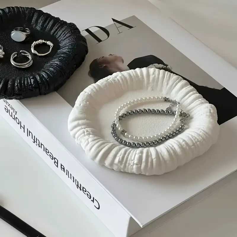 Simple Creative Irregular Ceramic Jewelry Storage Tray Jewelry Earrings Display Desktop Accessories Give Friends Birthday Gifts Y251129