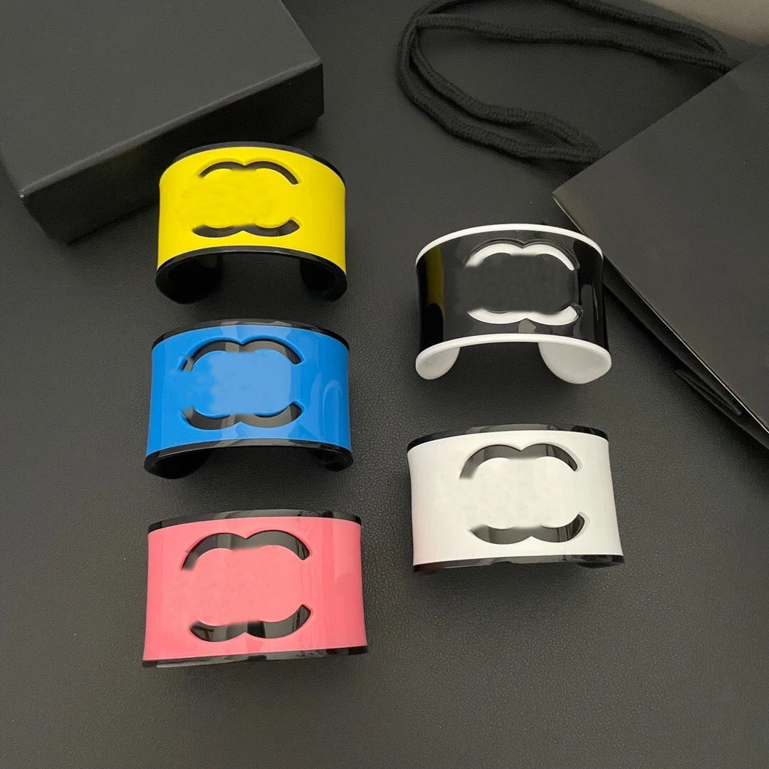 Luxury Designer letter Bracelets Jelly Letter Candy Color Acrylic Open Women Fashion Bracelet Black White pink Jewelry for Gift Party 5 Colors
