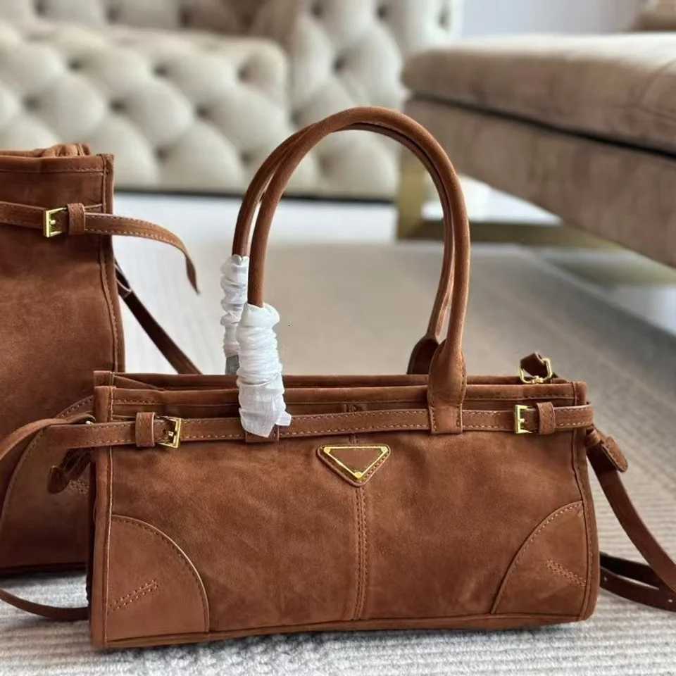 Designer 2025 New Casual Versatile Leather Belt Buckle Suede Underarm Bag Premium Texture Niche Handbag Crossbody Bag Shoder Bag Y251128