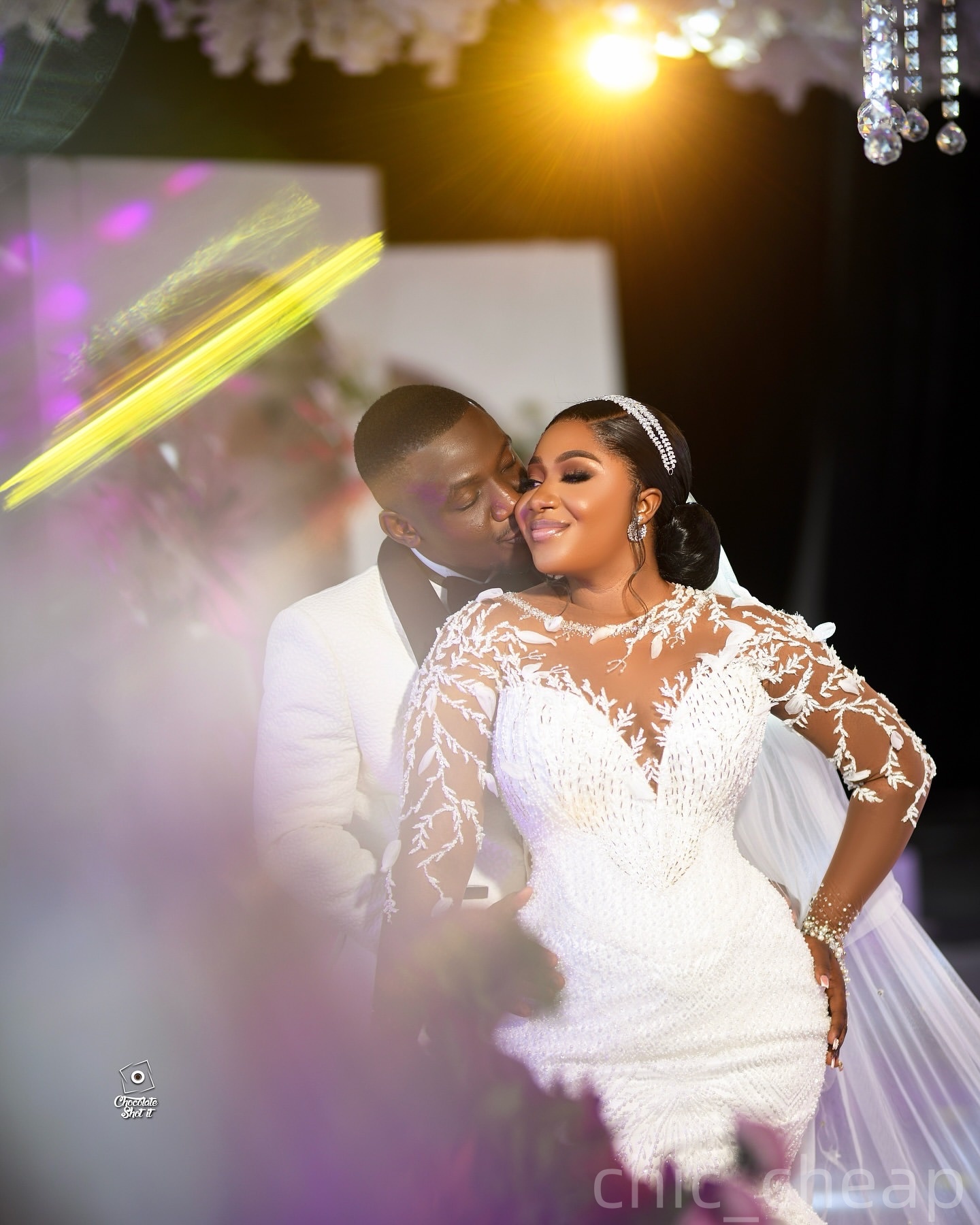 2025 Oversize Aso Ebi Plus Size White Wedding Dress Beaded Pearls Lace Sheer Neck Full Sleeves Vintage Bridal Gowns Dresses ZJ056